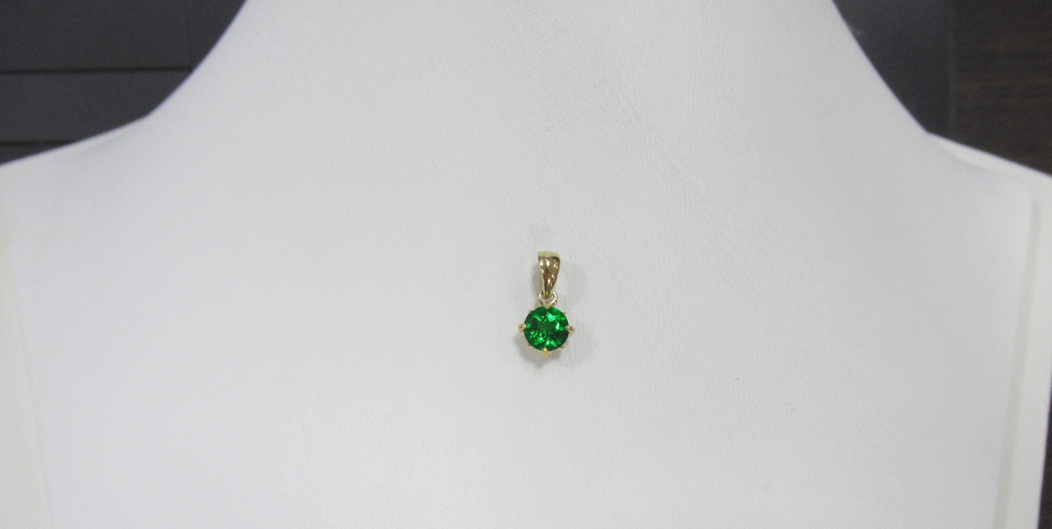 Серебряная подвеска с зеленым топазом